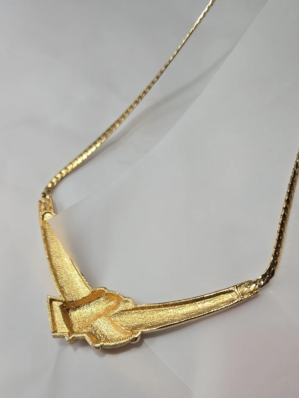Avon Vintage Gold Plated Sculpted Pendant Necklace